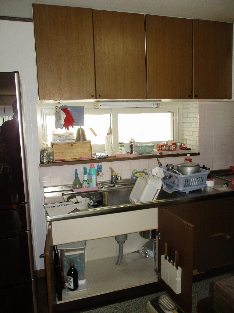 リフォーム前:築25年で劣化が進んだキッチンの状態