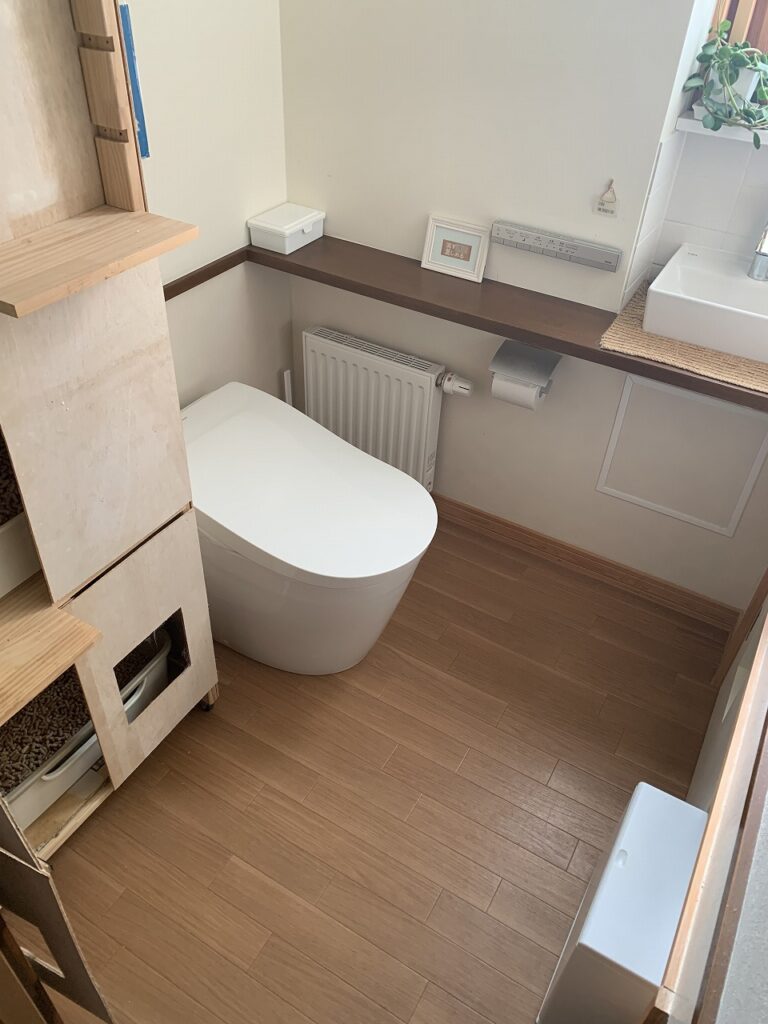 リフォーム後：TOTOネオレストLS2と発電式自動水栓を設置した1階トイレ