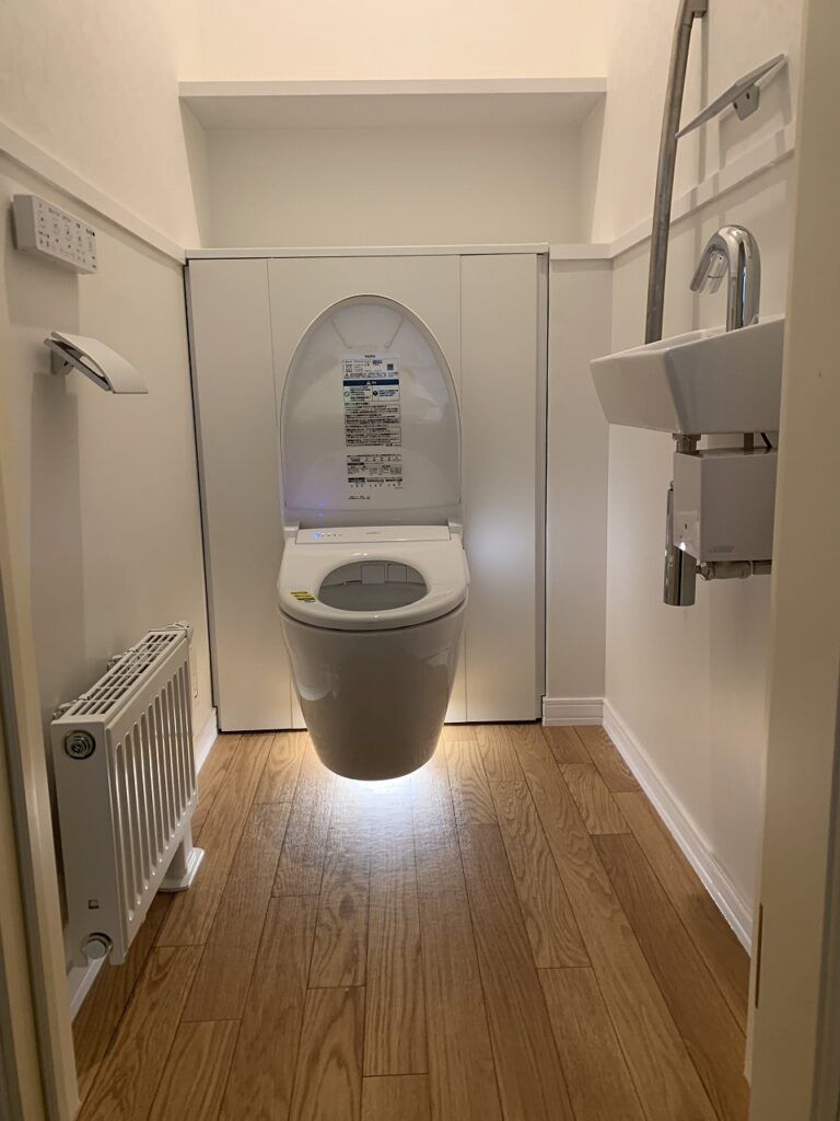 リフォーム後：TOTOレストパルと発電式自動水栓を設置した2階トイレ