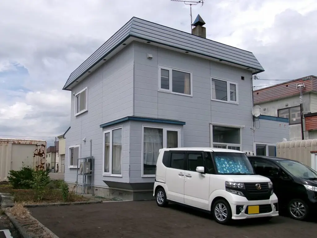 リフォーム前：経年劣化した外壁と屋根