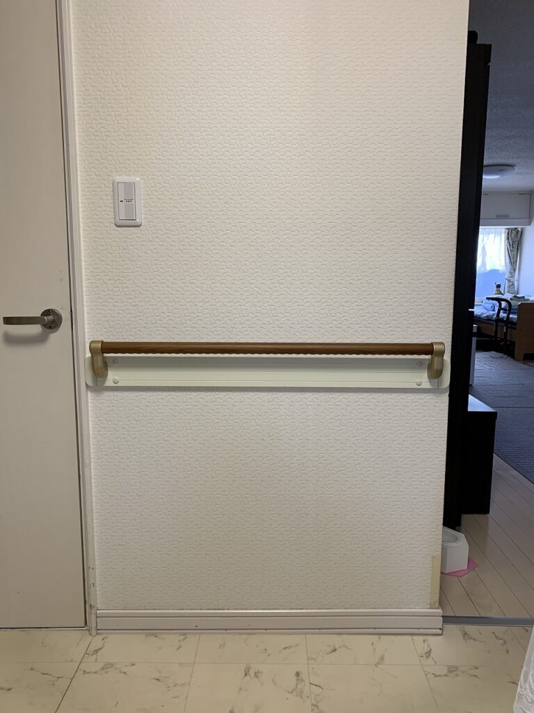 リフォーム後：階段上部に設置された手摺の様子