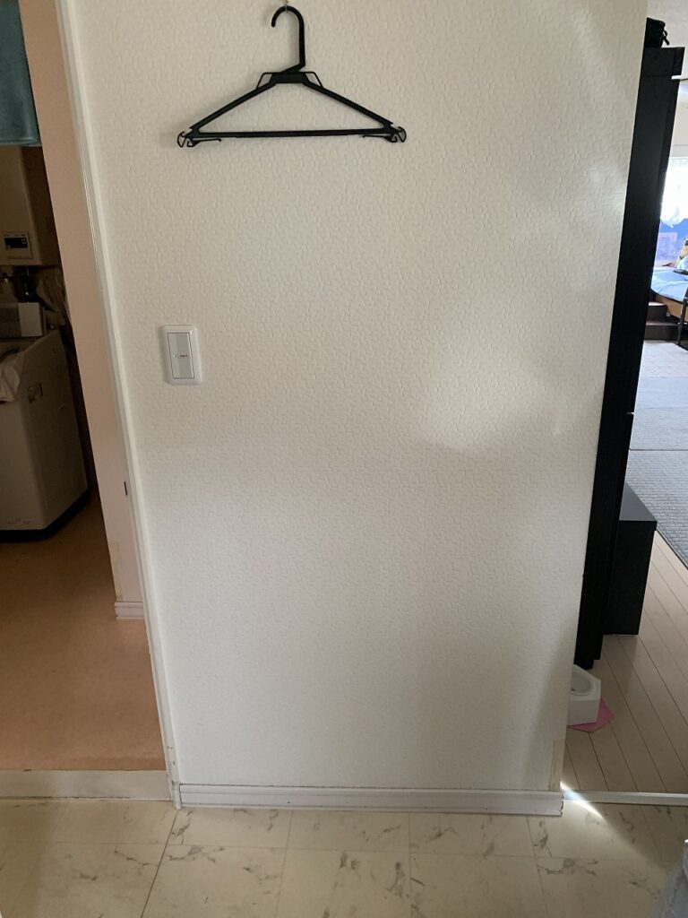 リフォーム前：手摺未設置の階段上部からの様子