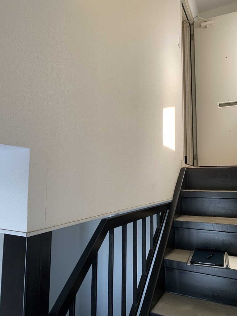 リフォーム前：手摺のない狭い階段の全景