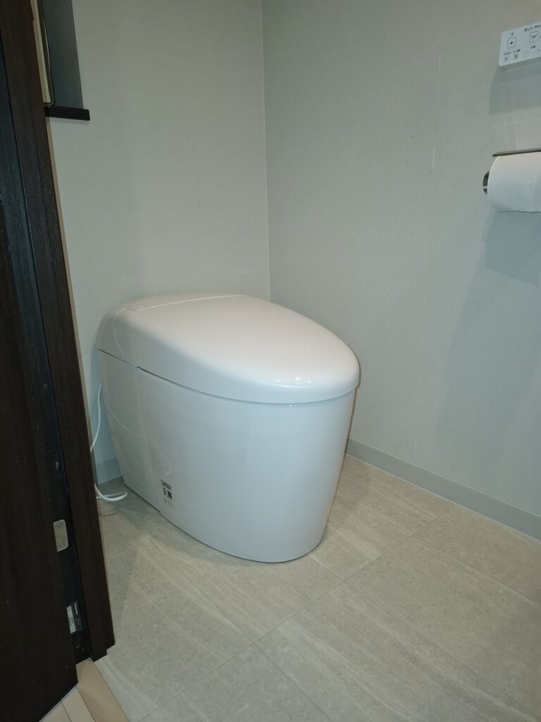 リフォーム後：新しいクッションフロアとネオレストRS1のトイレ全体像