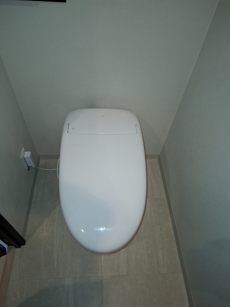 リフォーム後：TOTO ネオレストRS1を設置した清潔感のあるトイレ空間