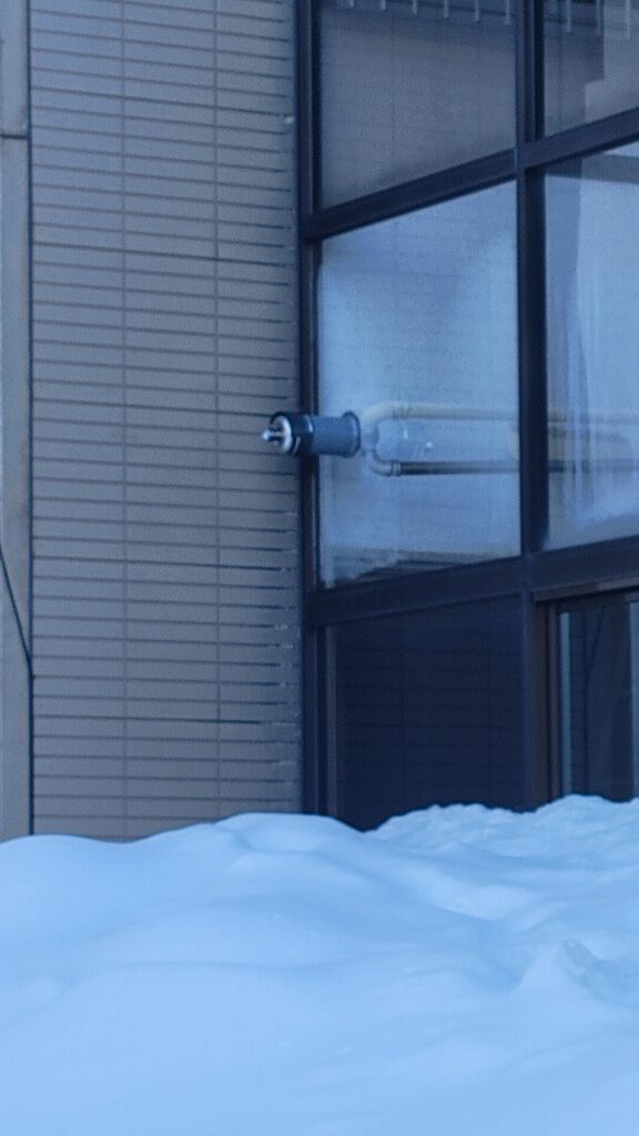 リフォーム後:FFストーブ排気筒の外壁貫通部の仕上がり状態