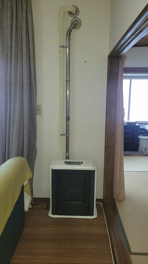 リフォーム後:新設された灯油FFストーブ本体の設置状態