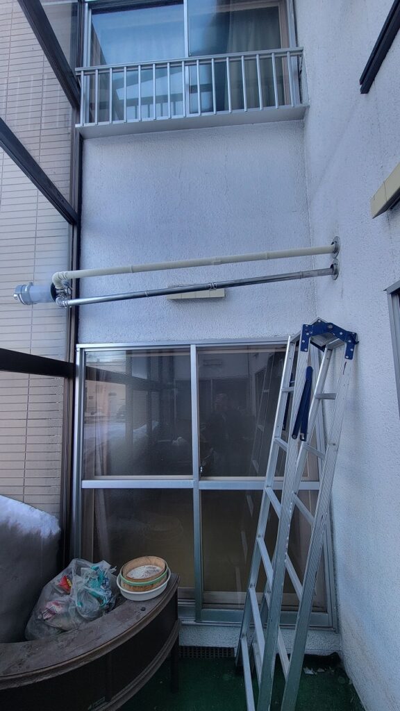 リフォーム後:サンルームに設けた排気穴とポリカーボネートパネルの施工状態