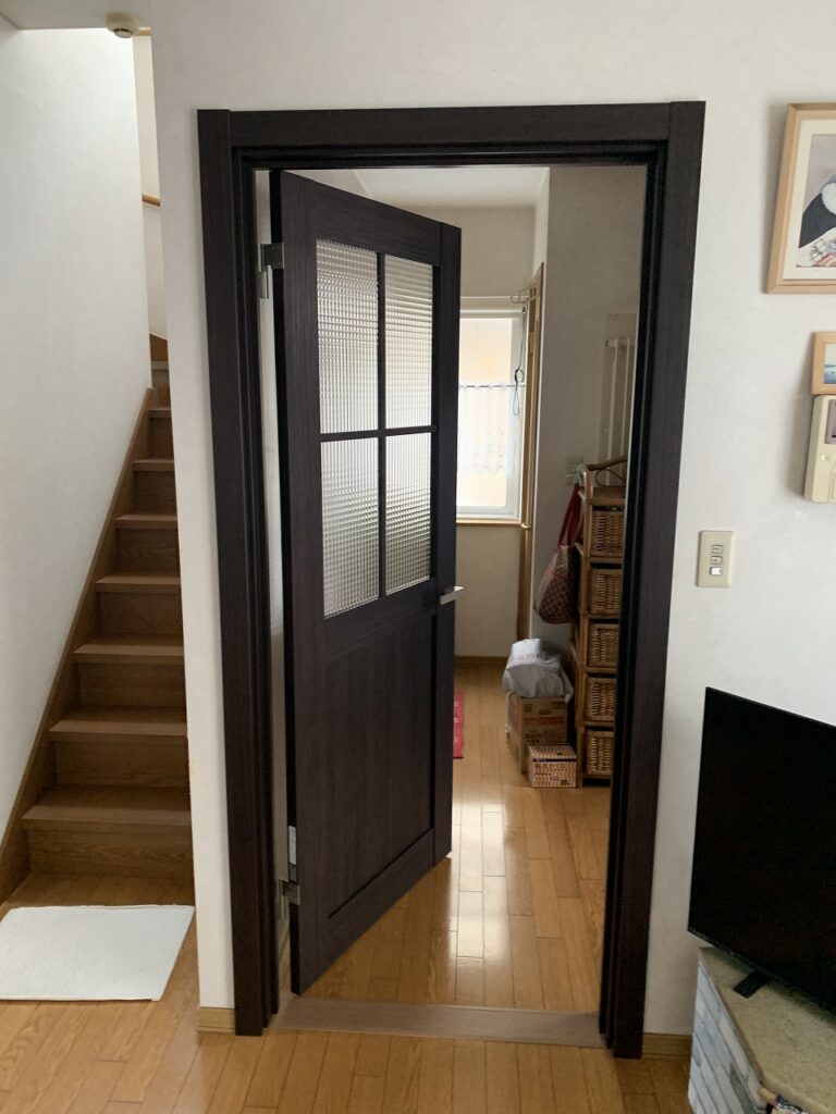 リフォーム後：ドア足元の沓摺と床色との調和