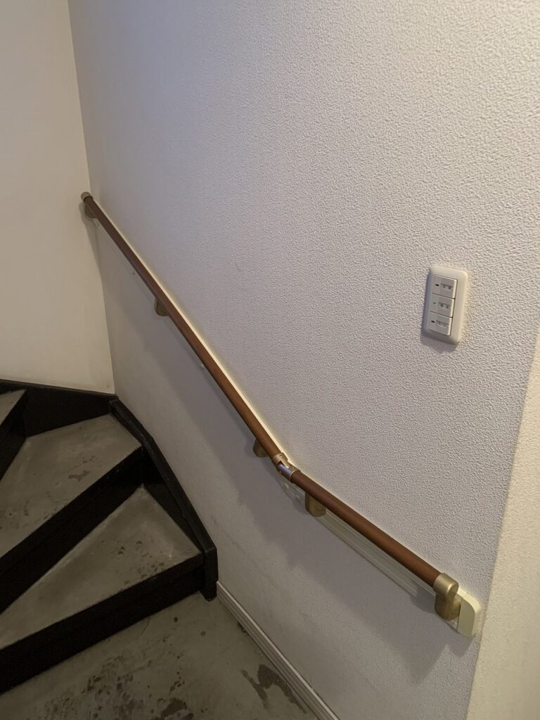 リフォーム後：BAUHAUSブラケットで固定された手摺の詳細