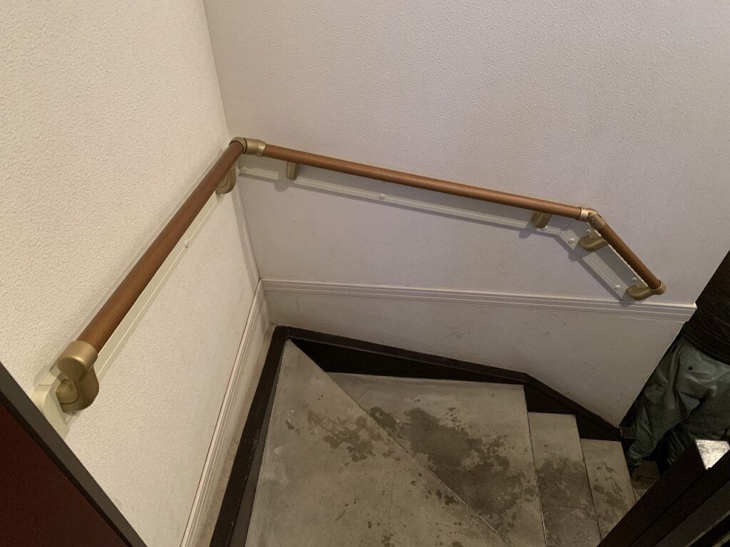 リフォーム後：有効寸法を確保した手摺設置後の階段幅