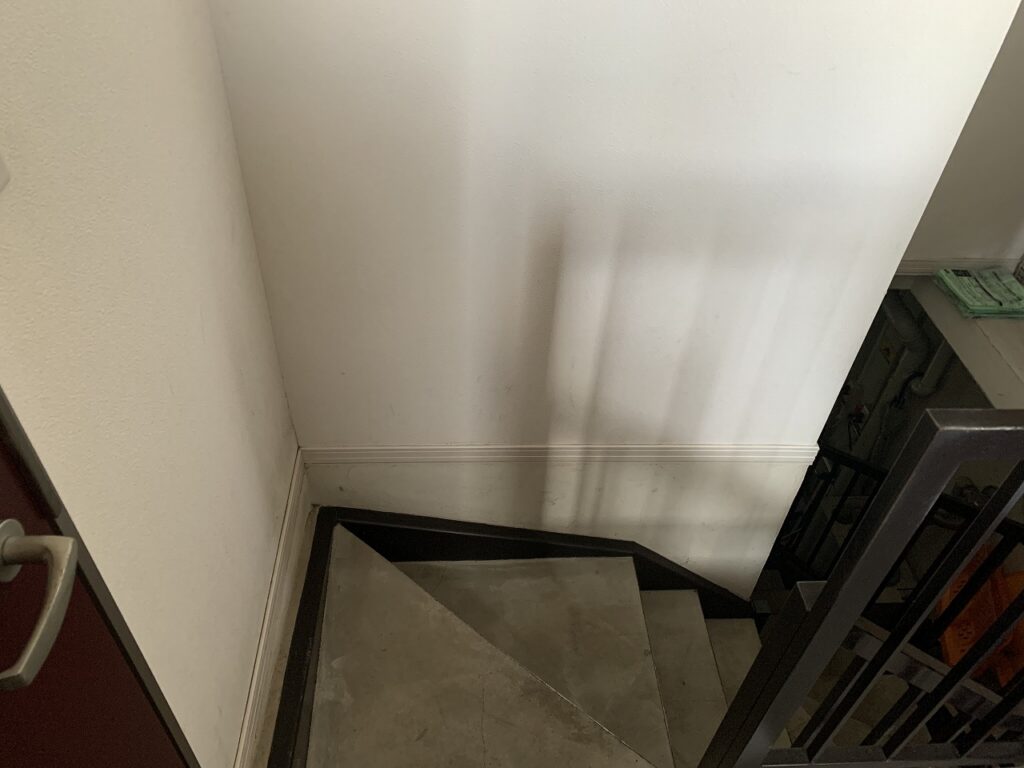 リフォーム前：階段の狭い幅と下地位置が確認できる状態