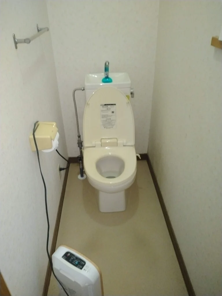 リフォーム前：古いトイレと内装の状態