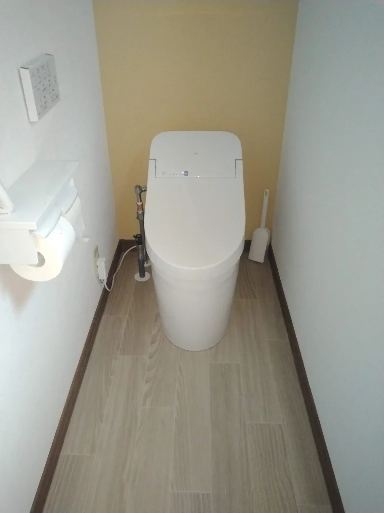 リフォーム後：新しいトイレと明るい内装に生まれ変わった空間