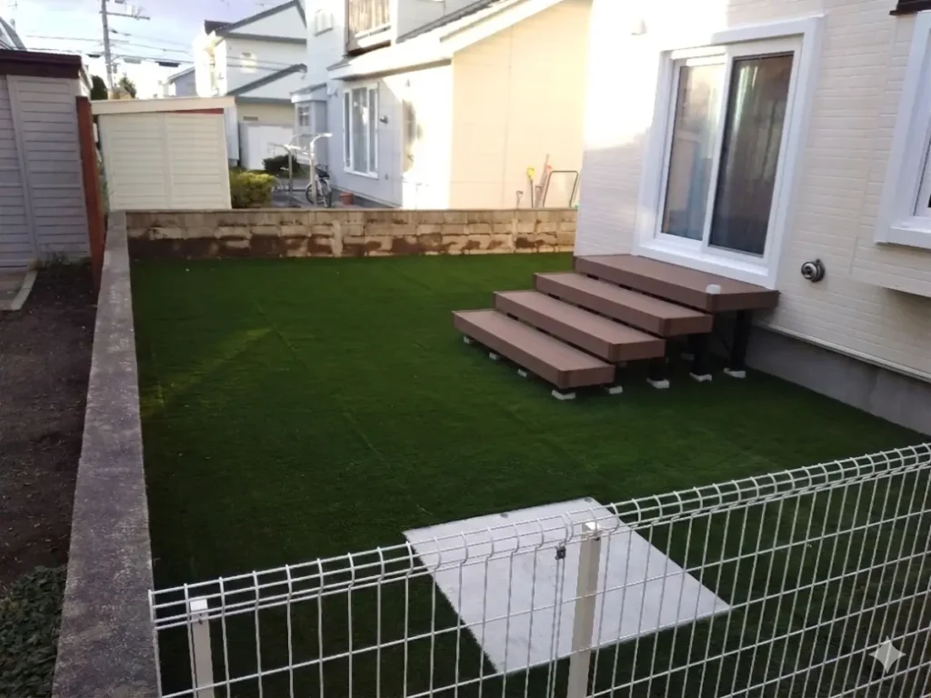 リフォーム後：人工芝・段床デッキ・カーポートを整備した外構全景