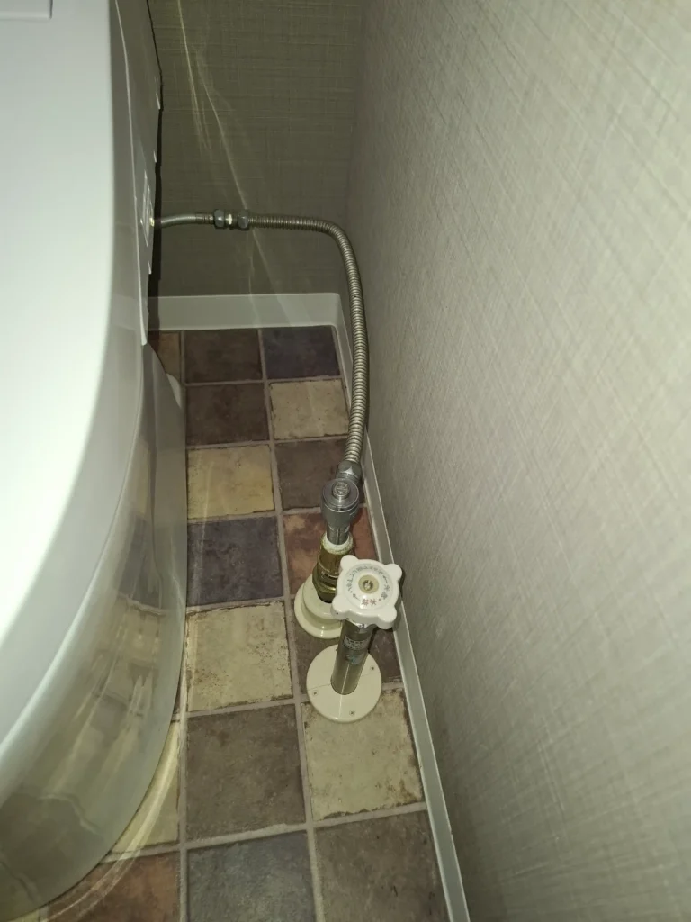 リフォーム後：交換されたトイレ水抜き栓ピストンバルブの状態