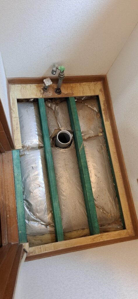 リフォーム後：床解体・下地補修が完了したトイレの床下状態