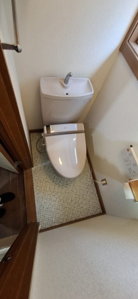 リフォーム後：断熱材入れ替えと東リ CF9677施工後のトイレ全景