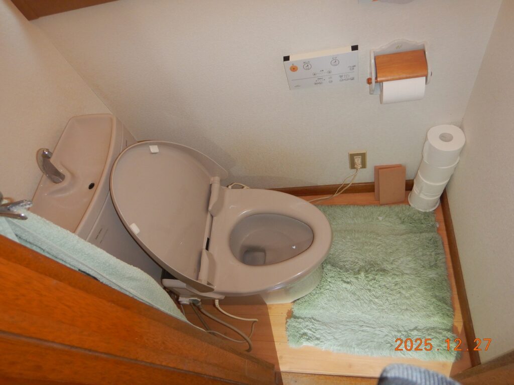 リフォーム前：水漏れで傷んだトイレの床と給水管まわりの状態