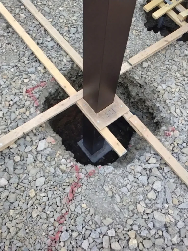 施工中：カーポート設置工程のは柱の埋め込みのイメージ