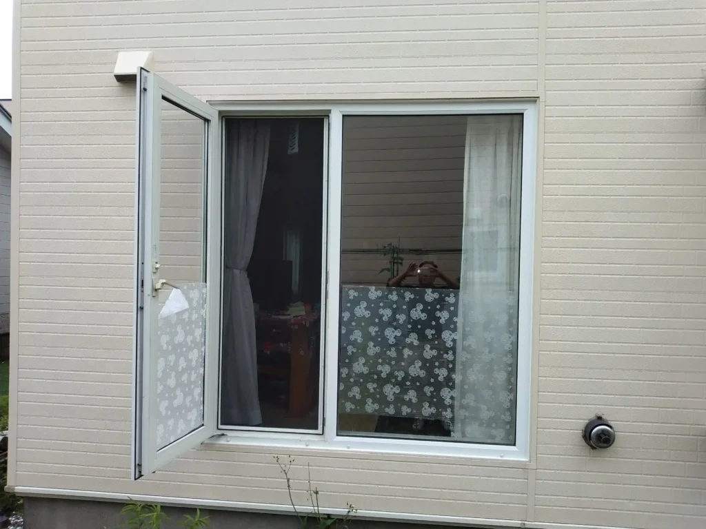 リフォーム前：老朽化した縦滑り出し窓の外観