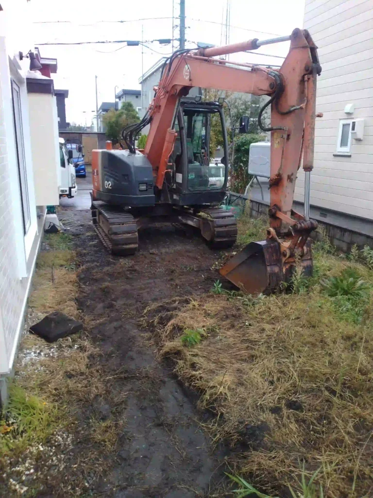 施工中：外構工事の掘削・路盤改良作業の様子