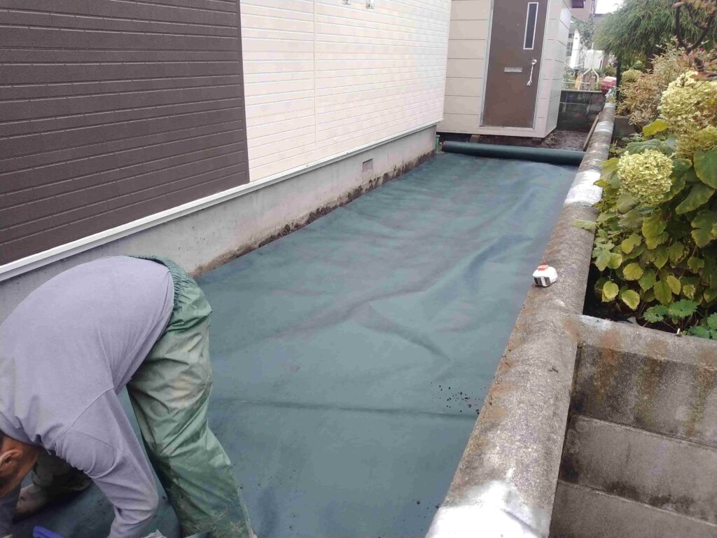 施工中：防草シート敷設