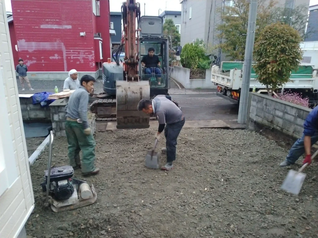 施工中：転圧（機会で圧力を加え、空気や水分を押し出して密度を高めて、強固に固める作業）