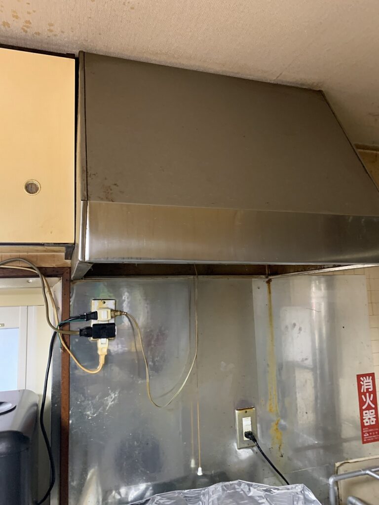 リフォーム前：プロペラファンタイプの油汚れが目立つ古い換気扇