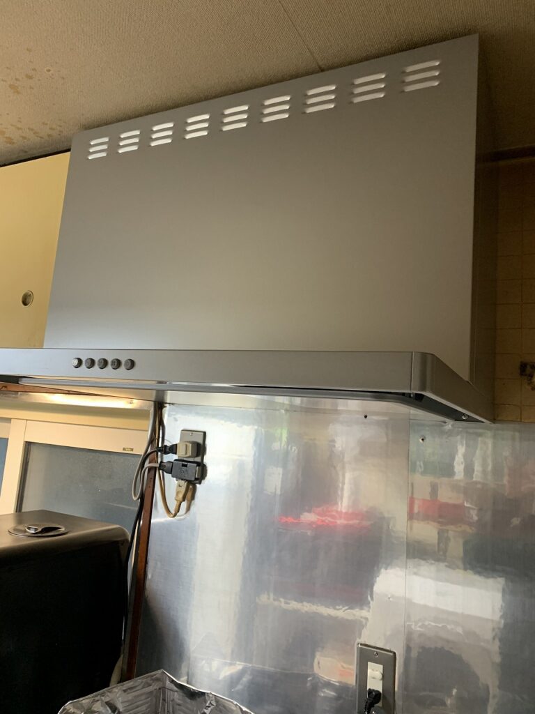 リフォーム後：クリナップ フラットスリムレンジフードに交換した清潔感のあるキッチン